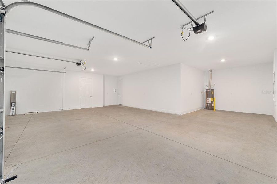 Spacious, unfurnished interior of a new home in , Ocala (Image 39).