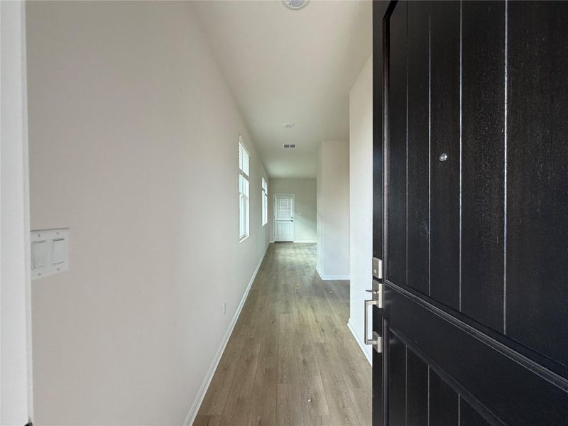 Spacious, unfurnished interior of a new home in Willow Springs, Buda (Image 11).