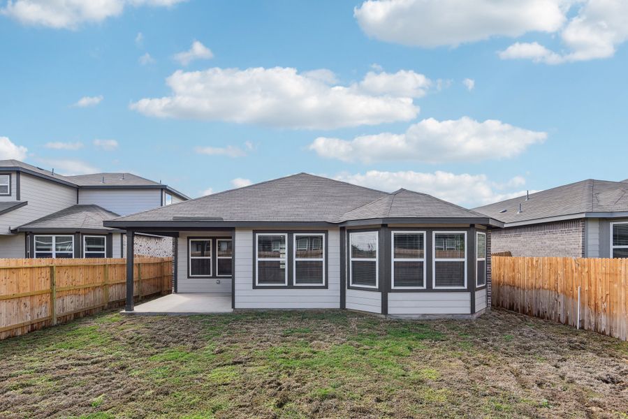 Exterior details and patio area of a home in Lexington Parke, Del Valle (Image 4).