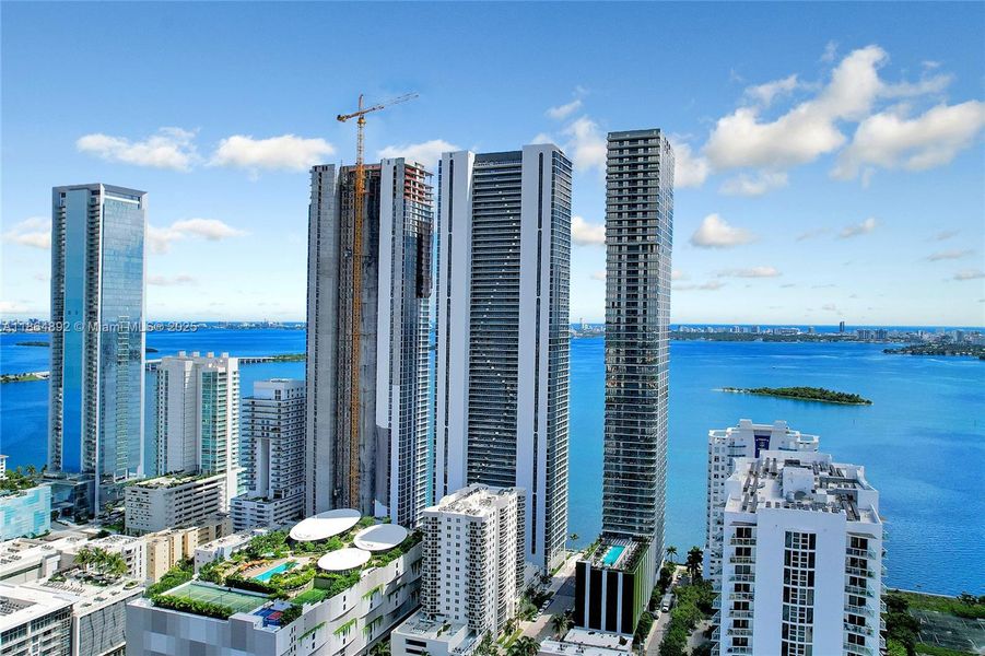 Condo located in Miami, FL showcasing its design and architecture (Image 4).