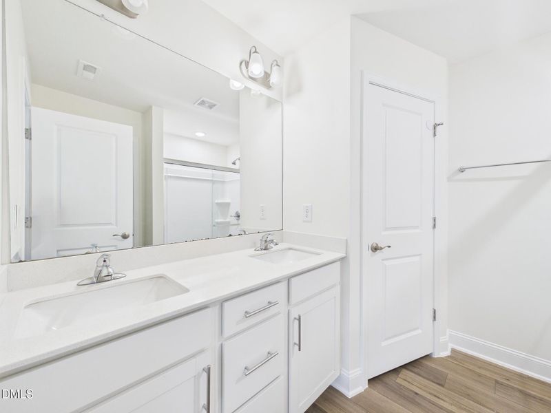 CAM01608G0-PR0114-STILL028