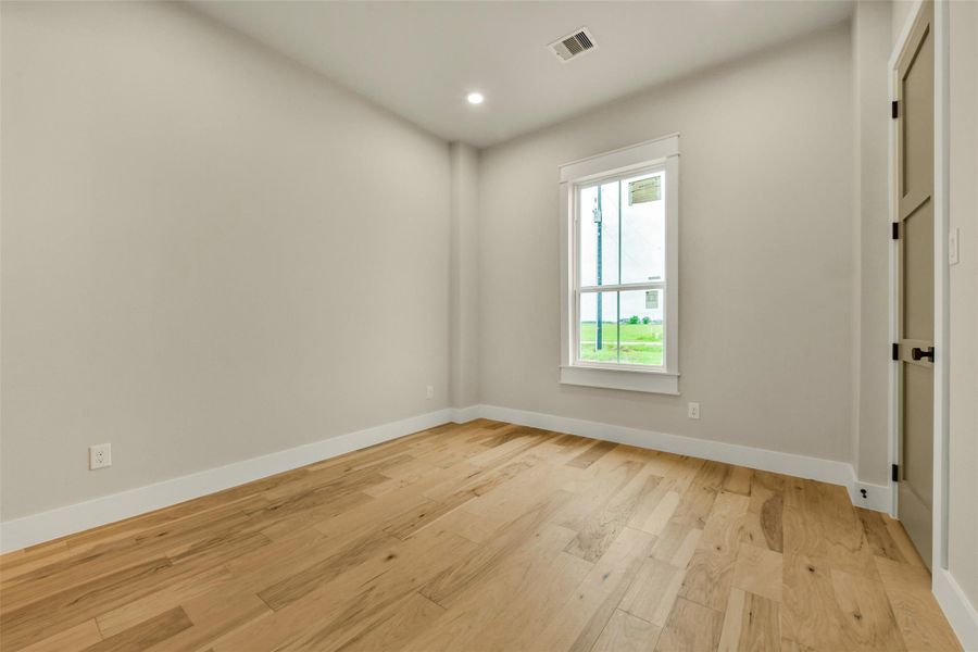 Spacious, unfurnished interior of a new home in , Angleton (Image 13).