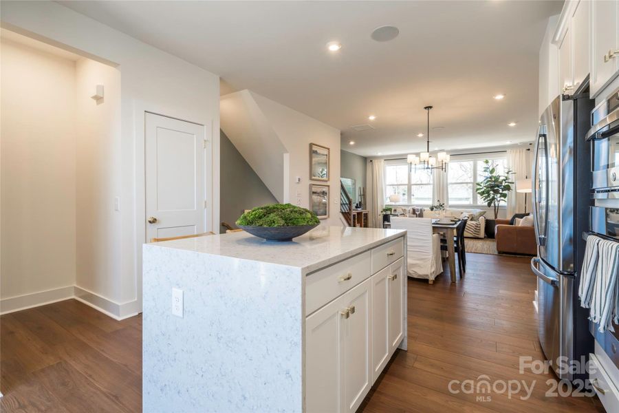 Central Island Ideal for Casual Dining Central Island Ideal for Casual Dining