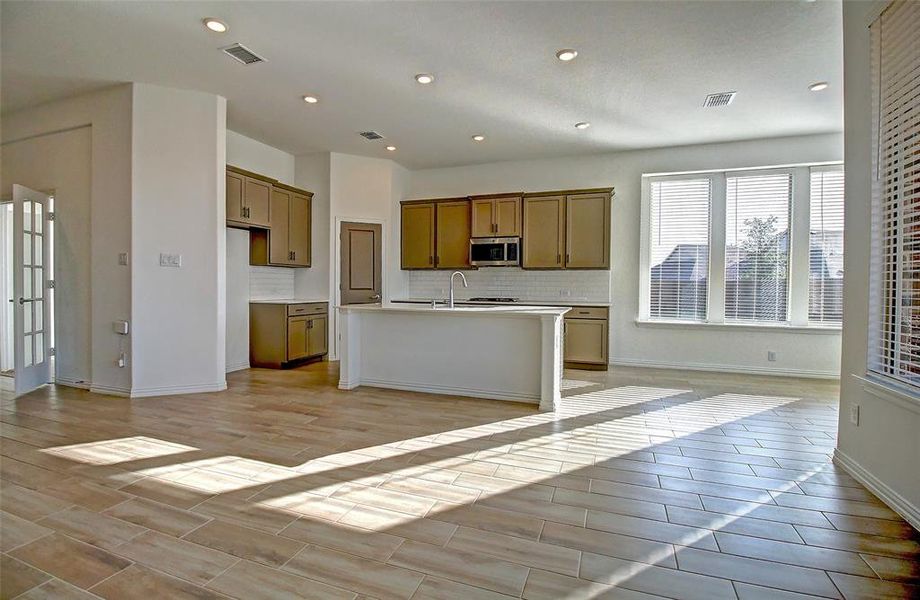 Spacious, unfurnished interior of a new home in Preserve at Honey Creek: Brookstone Collection, McKinney (Image 22).