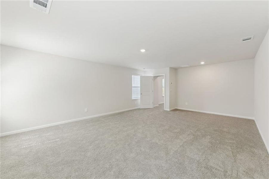 Spacious, unfurnished interior of a new home in Ivey Township, Dallas (Image 21).
