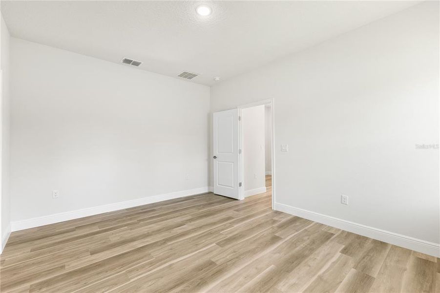 Spacious, unfurnished interior of a new home in , Ocala (Image 32).