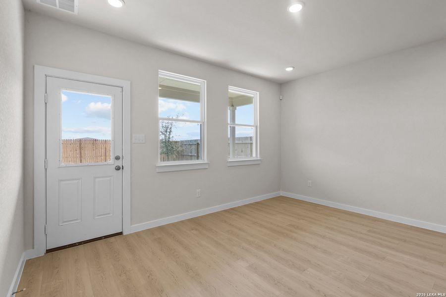 Spacious, unfurnished interior of a new home in Hiddenbrooke, Seguin (Image 25).