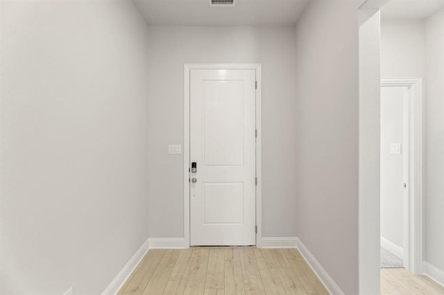 03. 2907 Hanscom - Entry