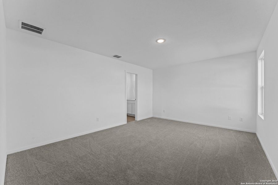Spacious, unfurnished interior of a new home in Friendship Oaks, Fredericksburg (Image 24).