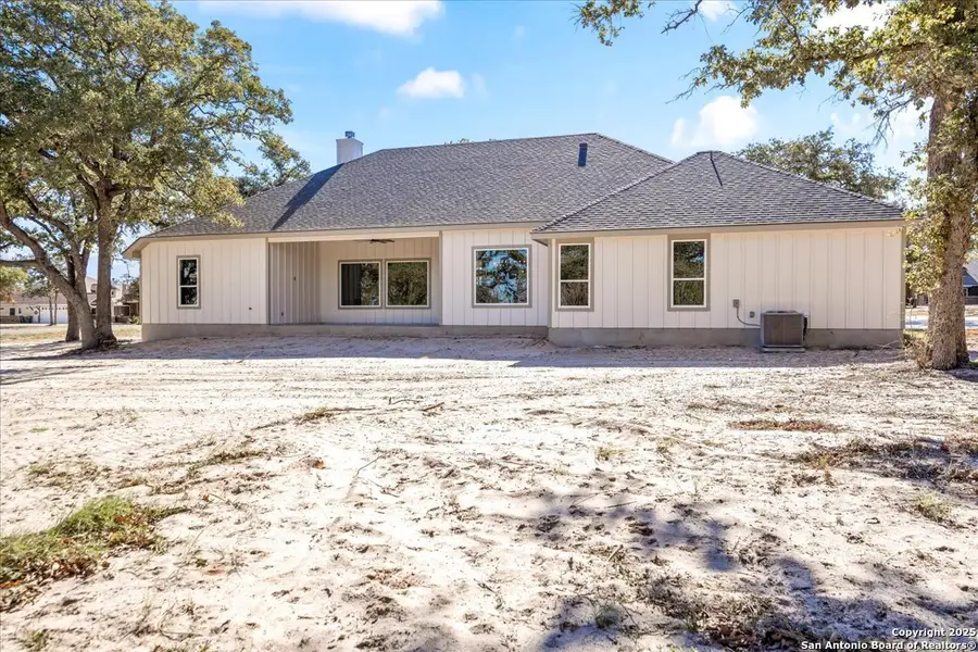 Exterior details and patio area of a home in , La Vernia (Image 3).