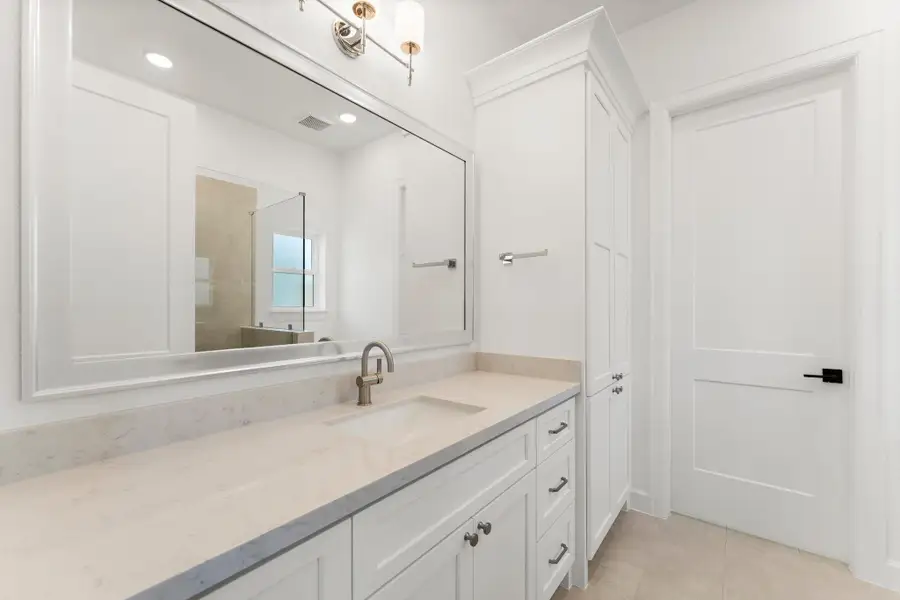 Full bath with walk in closet. Full bath with walk in closet.