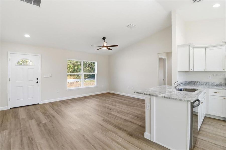 Spacious, unfurnished interior of a new home in , Citrus Springs (Image 30).