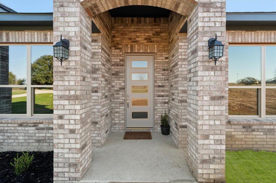 Exterior details and patio area of a home in , Corsicana (Image 3).