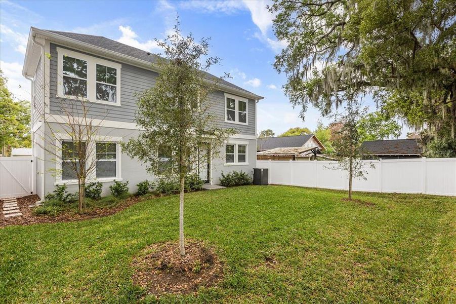 Exterior details and patio area of a home in , Orlando (Image 4).