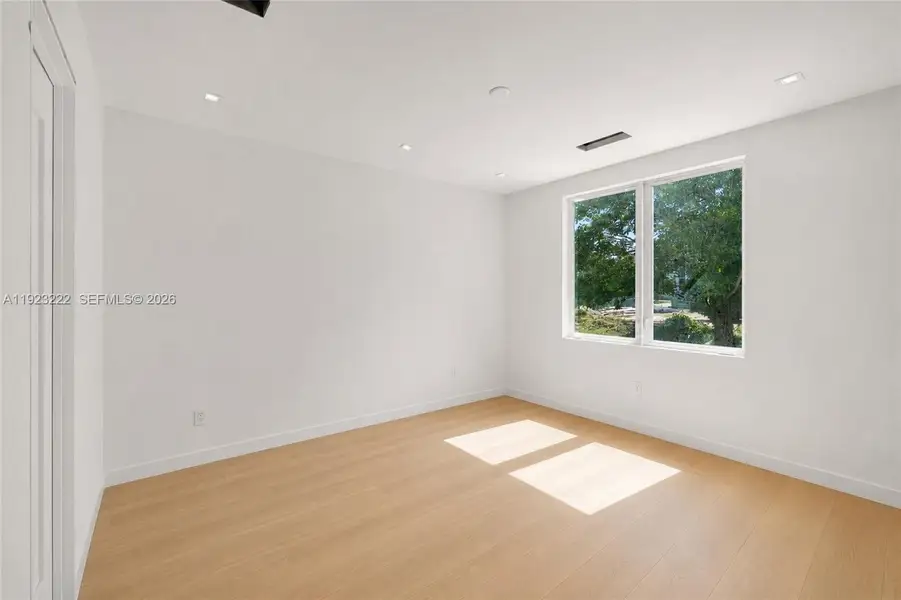 Spacious, unfurnished interior of a new home in , Pinecrest (Image 11).
