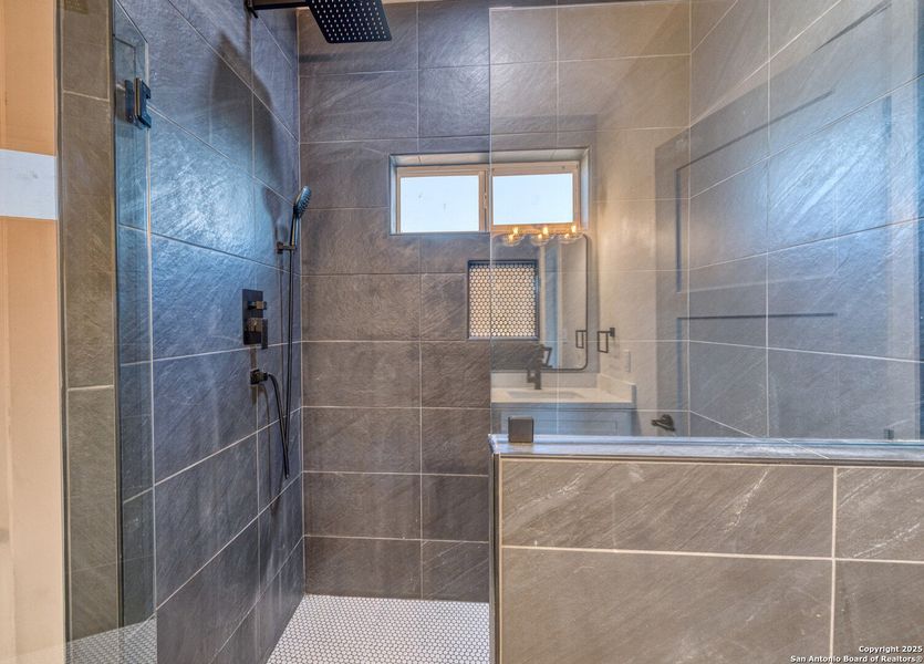 Close-up of interior finishes inside a home in , Uvalde (Image 14).