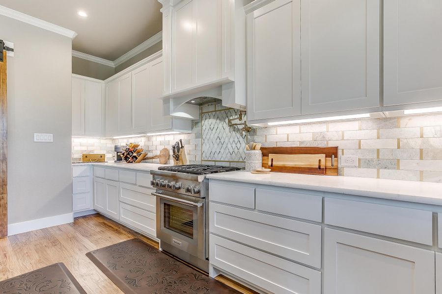 Representative furnished interior of a home built from the Rolling Wood by Trinity Classic Homes in Freeman Ranch, Weatherford (Image 10).