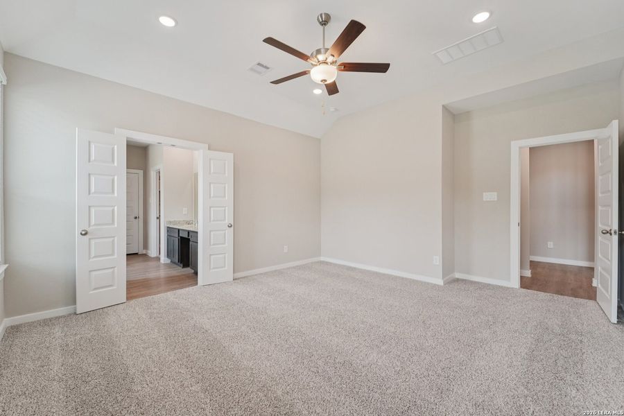Spacious, unfurnished interior of a new home in Alamo Estates, San Antonio (Image 17).
