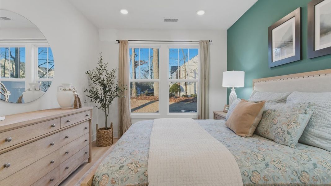 Desirable primary suite layout with spacious en suite bath in a proven, established community at Pelham Crossing