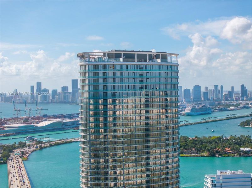 Condo located in Miami Beach, FL showcasing its design and architecture (Image 21).
