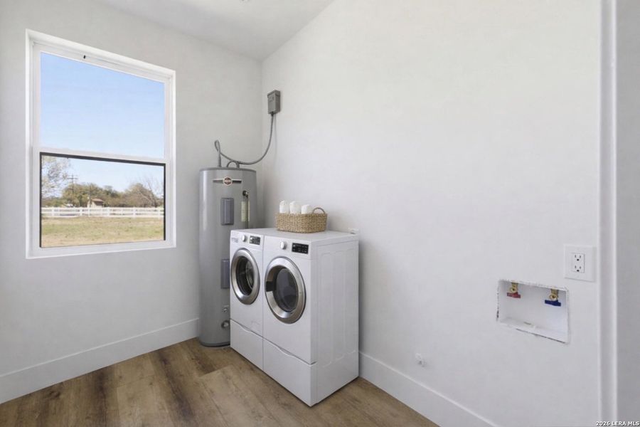 Furnished interior view inside a new home in , Bandera (Image 40).