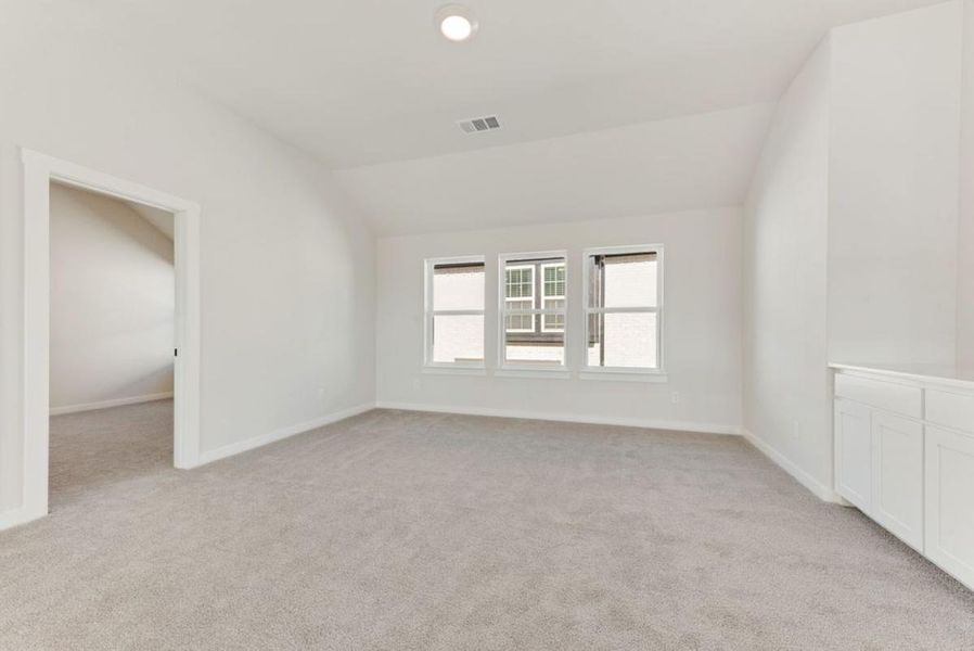 Spacious, unfurnished interior of a new home in Trails at Cottonwood Creek, Rowlett (Image 28).