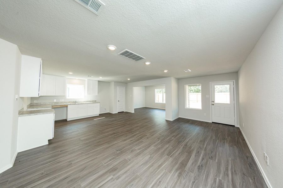 Spacious, unfurnished interior of a new home in Townsend Reserve, Splendora (Image 12).