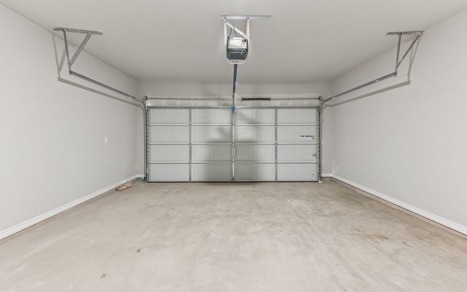 Spacious, unfurnished interior of a new home in Kissing Tree, San Marcos (Image 11).