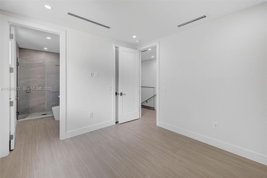 Spacious, unfurnished interior of a new home in , Fort Lauderdale (Image 28).