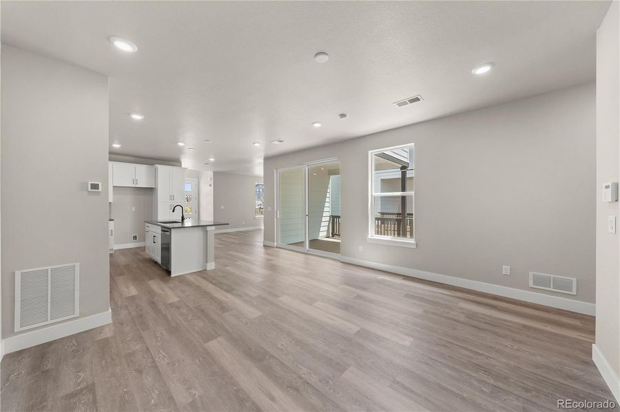 Spacious, unfurnished interior of a new home in Duet at Sterling Ranch, Littleton (Image 16).