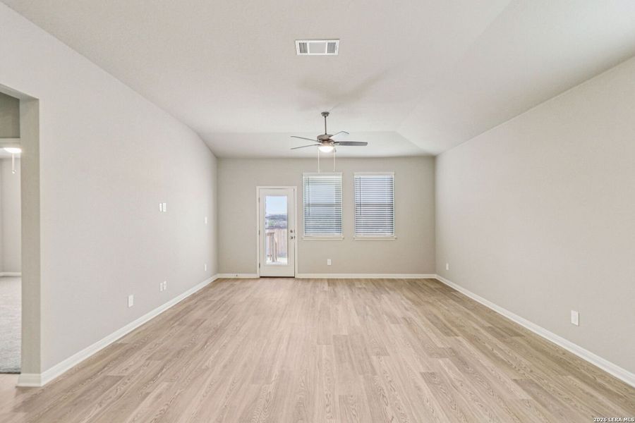 Spacious, unfurnished interior of a new home in Sagebrooke - Premier Series, San Antonio (Image 23).