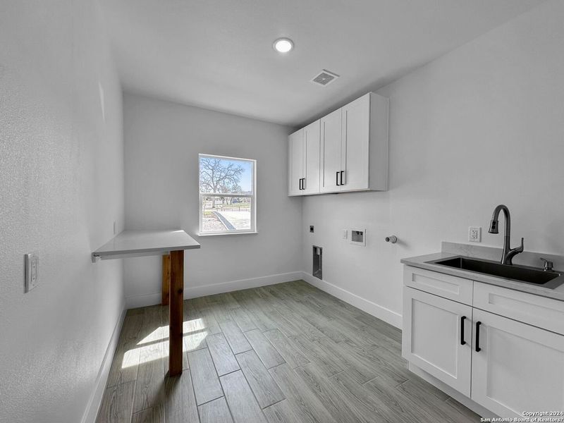Furnished interior view inside a new home in , Blanco (Image 5).