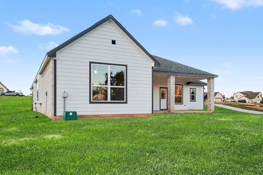 Exterior details and patio area of a home in Rose Hill Estates, Willis (Image 25).