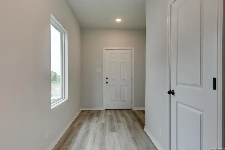 Spacious, unfurnished interior of a new home in Hennersby Hollow, San Antonio (Image 14).