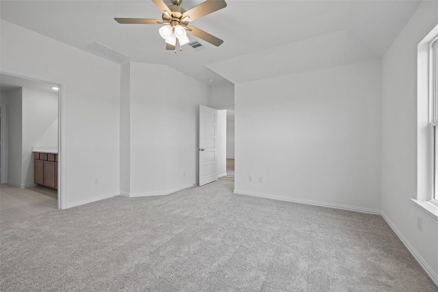 Spacious, unfurnished interior of a new home in Oakwood Estates, Waller (Image 28).