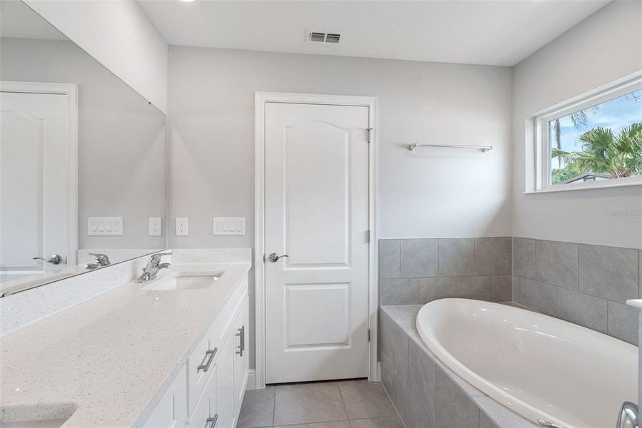 Furnished interior view inside a new home in , Kissimmee (Image 10).