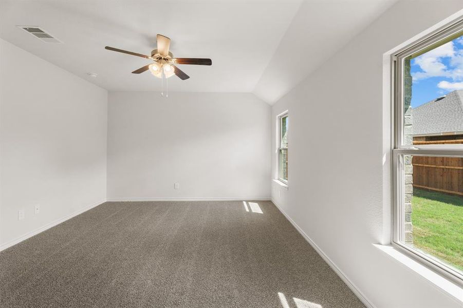 Spacious, unfurnished interior of a new home in Williamsburg, Fate (Image 27).
