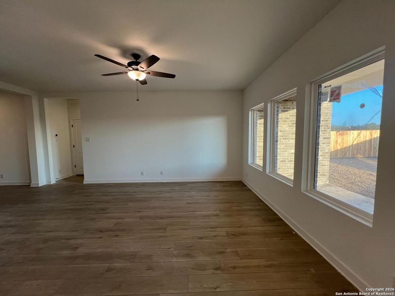 Spacious, unfurnished interior of a new home in Nopal Valley, San Antonio (Image 13).