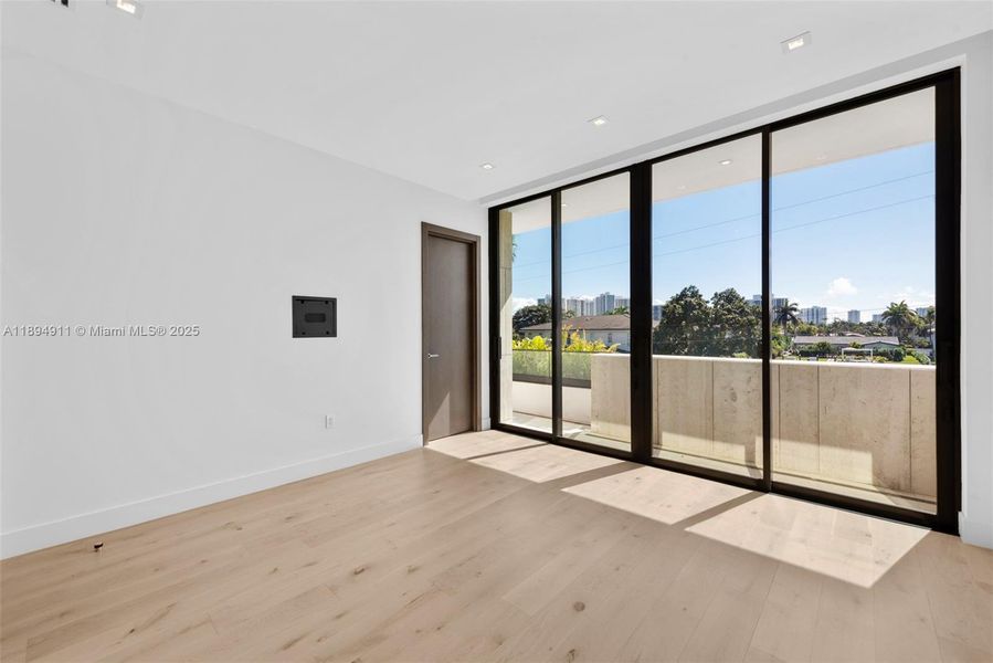 Spacious, unfurnished interior of a new home in , Hallandale Beach (Image 19).