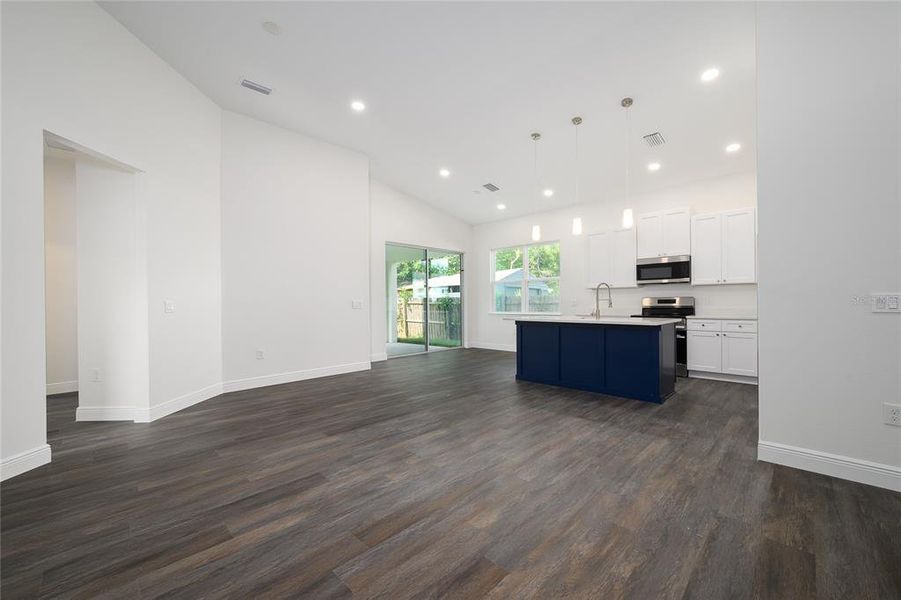 Spacious, unfurnished interior of a new home in , Orlando (Image 15).