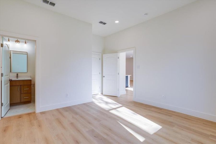 Spacious, unfurnished interior of a new home in , Dallas (Image 29).