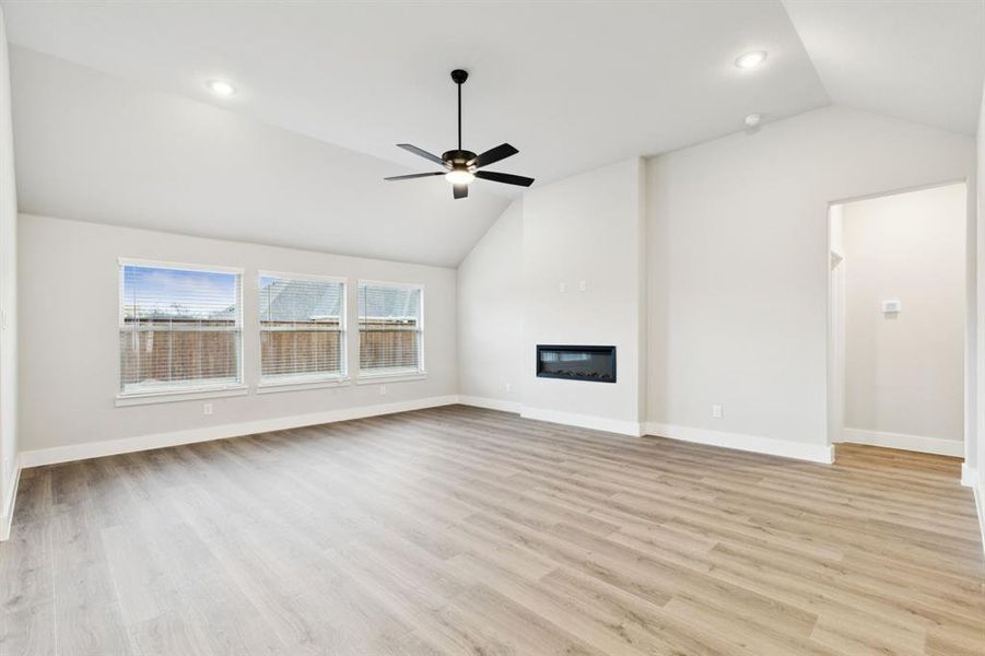 Spacious, unfurnished interior of a new home in Dove Hollow, Waxahachie (Image 29).