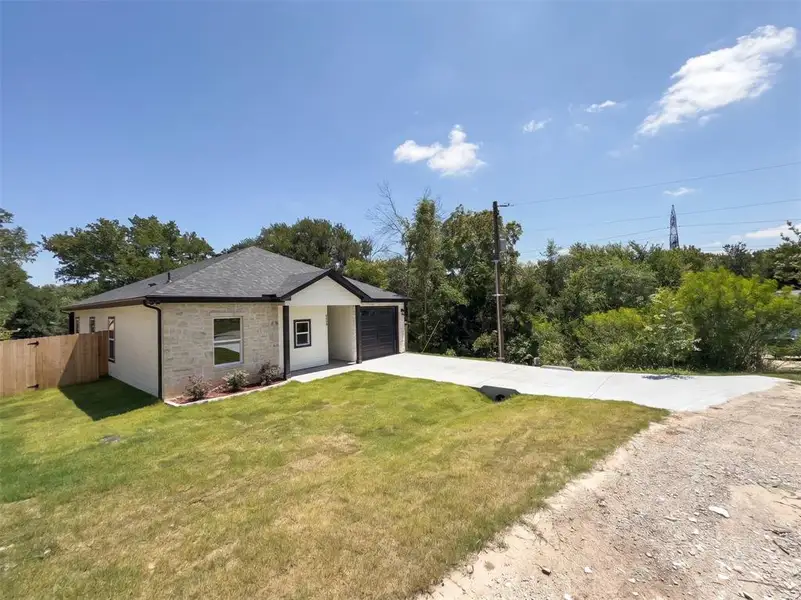 Front exterior of a new home in , Granbury, TX, highlighting curb appeal (Image 1). Front exterior of a new home in , Granbury, TX, highlighting curb appeal (Image 1).