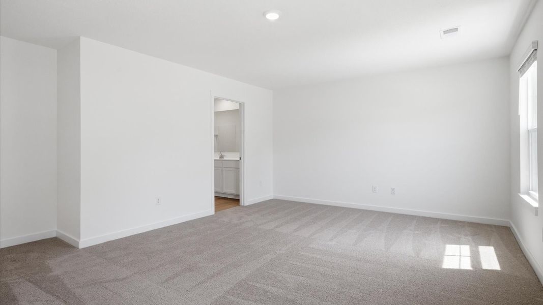 Spacious, unfurnished interior of a new home in Oak Hill, Vonore (Image 27).