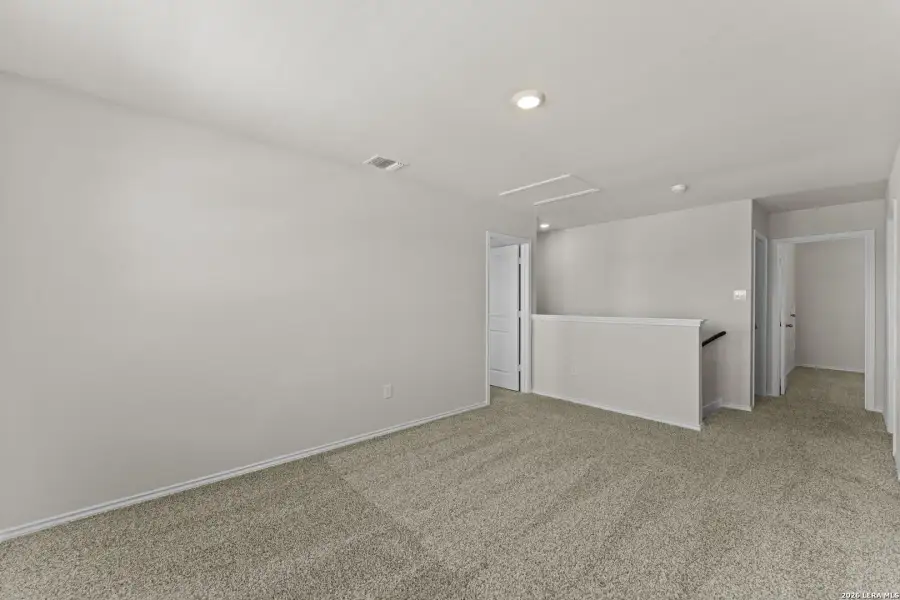 Spacious, unfurnished interior of a new home in Laurel Vistas, San Antonio (Image 28).