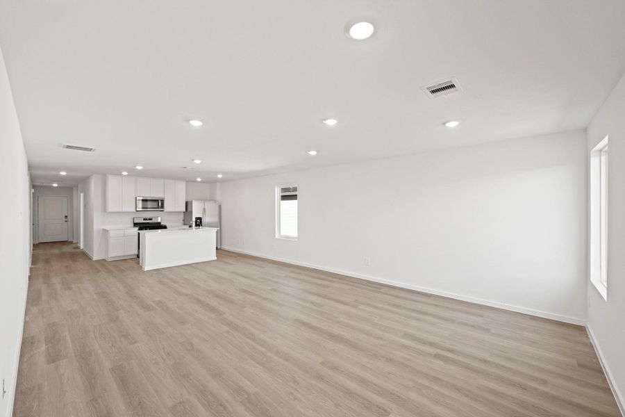 Spacious, unfurnished interior of a new home in Sunterra, Katy (Image 10).