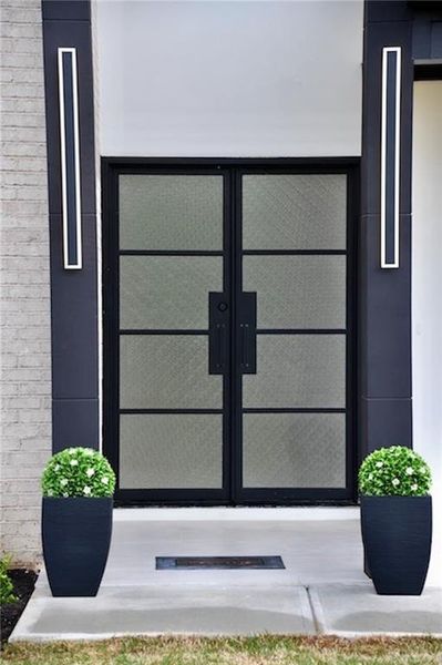 Exterior details and patio area of a home in , Auburn (Image 4).