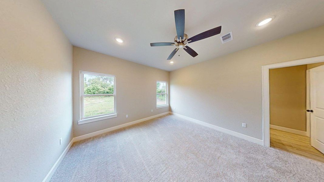 Spacious, unfurnished interior of a new home in , Lake Jackson (Image 38).