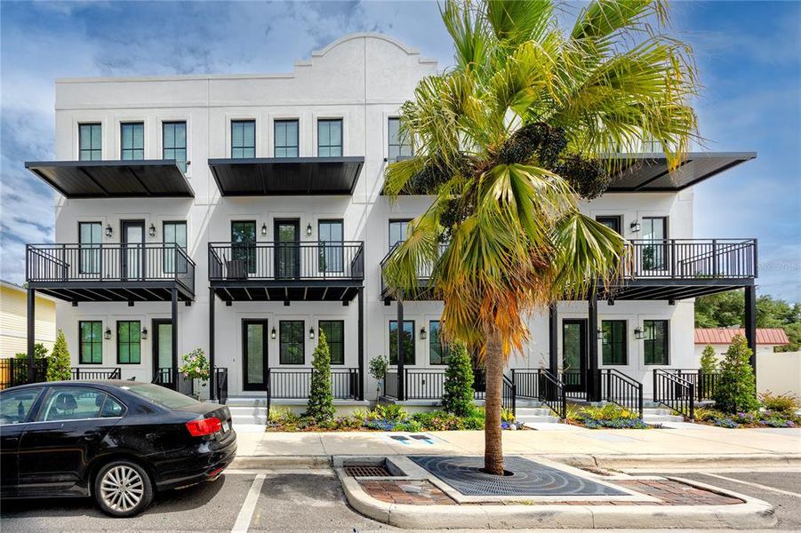 Condo located in Tampa, FL showcasing its design and architecture (Image 33).