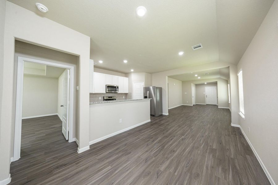 Spacious, unfurnished interior of a new home in Mackenzie Creek, Conroe (Image 11). Spacious, unfurnished interior of a new home in Mackenzie Creek, Conroe (Image 11).
